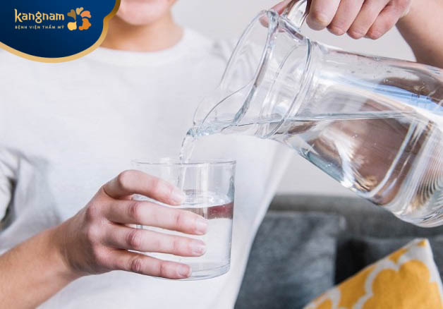 Uống đủ nước để giúp cân bằng độ ẩm cho làn da, hạn chế tuyến bã nhờn hoạt động mạnh mẽ, làm giảm mụn hiệu quả