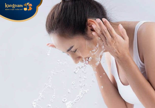 Làm sạch da là một trong những ưu tiên hàng đầu để ngăn mụn hình thành trên da