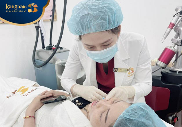 Bác sĩ sử dụng phương pháp tiêm mesotherapy để đưa hoạt chất xuống dưới da