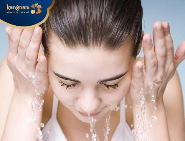 Rửa mặt đúng cách giúp làm sạch bụi bẩn, dầu thừa trên bề mặt da