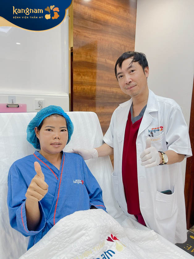 Dr. Victor Vũ thăm khám và đánh giá tình trạng của Nhì