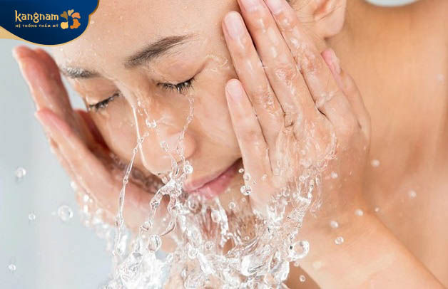 Rửa mặt đúng cách giúp chăm sóc da mụn hiệu quả hơn
