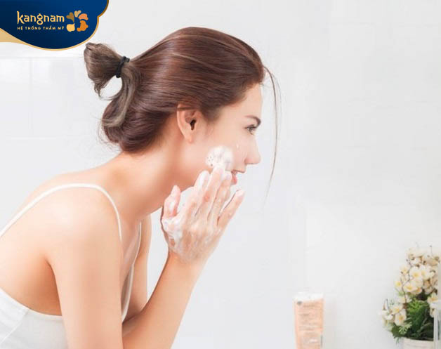 Sử dụng sữa rửa mặt phù hợp sau bước tẩy trang sẽ giúp loại bỏ bụi bẩn, dầu nhờn trên da, giúp da sạch sâu