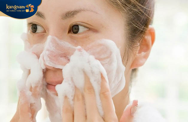 Sử dụng sữa rửa mặt dịu nhẹ để chăm sóc da mụn