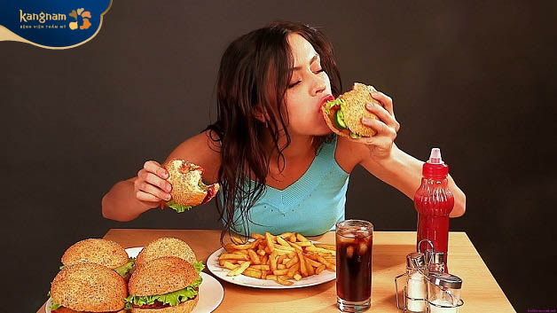 Chế độ ăn uống không khoa học dẫn đến da mặt đột nhiên nổi nhiều mụn