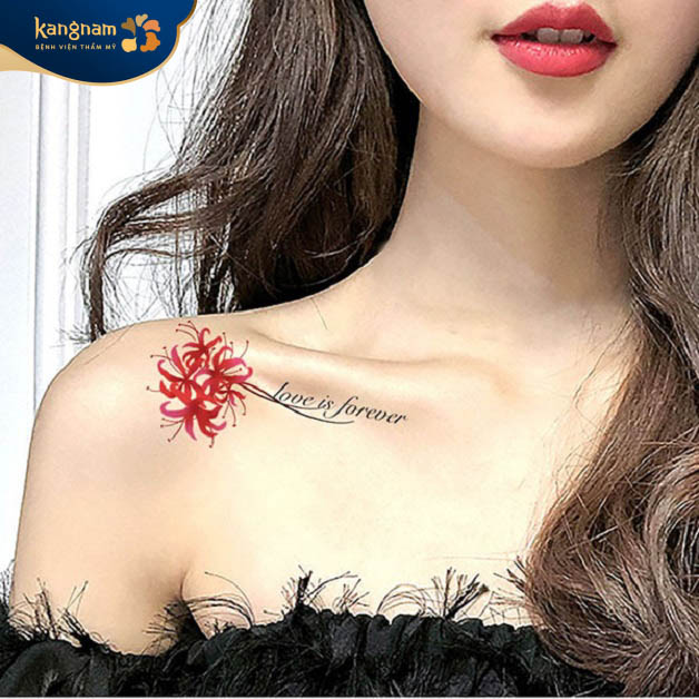 Tattoo hoa bỉ ngạn kết hợp với tên, chữ