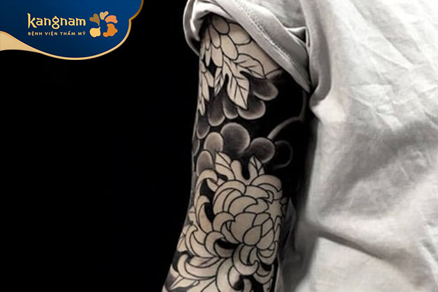Tattoo hoa mẫu đơn đen trắng huyền bí