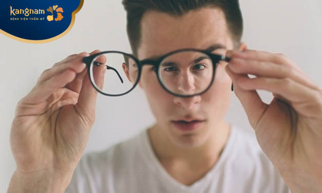 Đeo kính không phù hợp độ cận thực tế của mắt là nguyên nhân phổ biến nhất gây nên tình trạng mắt bị dại