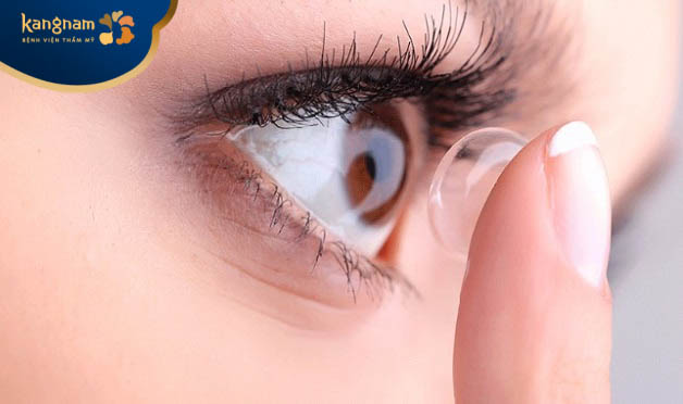Đeo lens có thể giúp cho đôi mắt của bạn to tròn, long lanh hơn