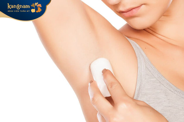 Sử dụng kem dưỡng ẩm để làm dịu da và giảm kích ứng sau khi nhổ bỏ lông nách