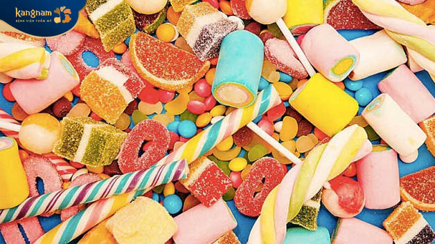 Việc nạp bánh kẹo ngọt có thể gây tăng cân nhanh chóng