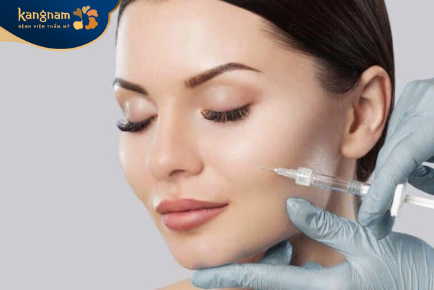 Tiêm filler là quá trình đưa chất làm đầy vào dưới da bằng mũi tiêm chuyên dụng
