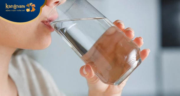 Nên uống đủ 2 lít nước mỗi ngày sau khi tiêm sẹo