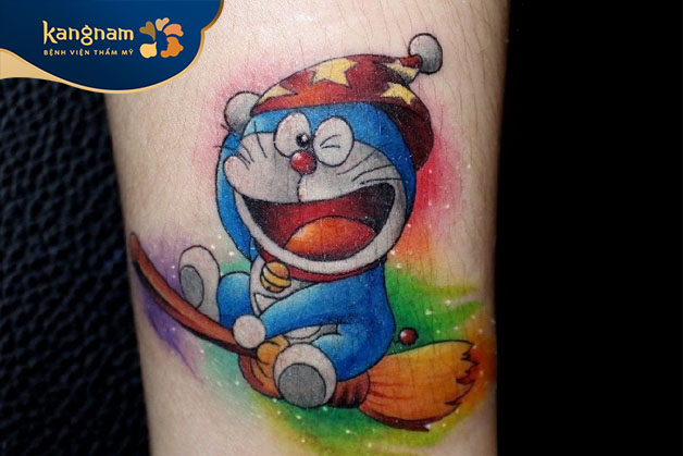 Mèo máy Doraemon cưỡi chổi