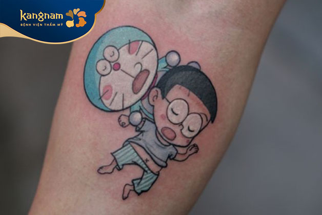 Tattoo mèo máy và nobita thể hiện tình bạn đáng yêu