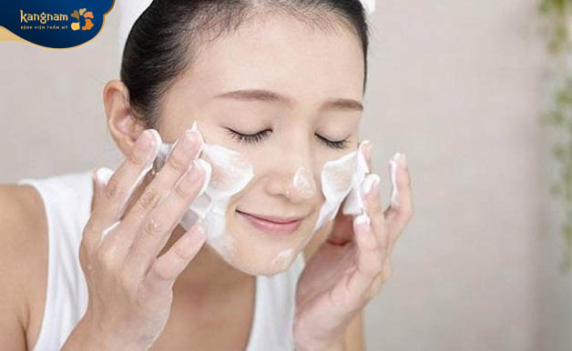 Vệ sinh da mặt sạch sẽ mỗi ngày để mụn nhanh chóng biến mất