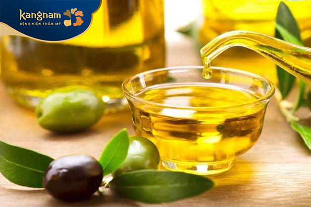 Dầu oliu chứa nhiều dưỡng chất và axit béo có lợi, giúp dưỡng ẩm và làm cho da môi trở nên mềm mại