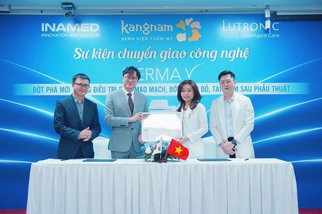Bác sĩ CKI Thủy Lê đại diện Kangnam ký kết chuyển giao công nghệ DermaV với hãng 