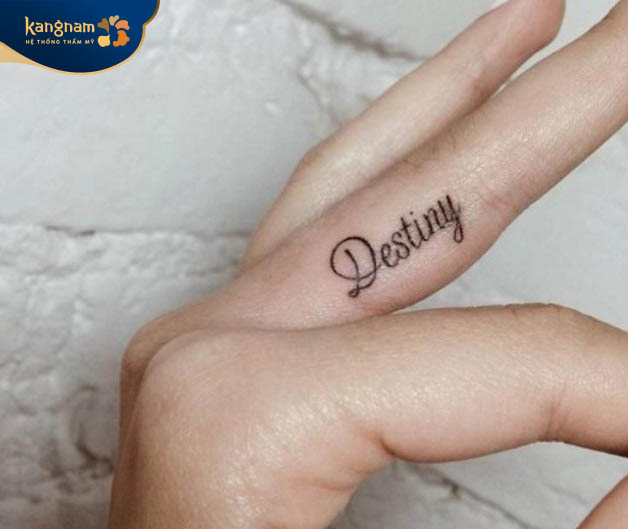 Hình xăm chữ "Destiny" trên ngón tay