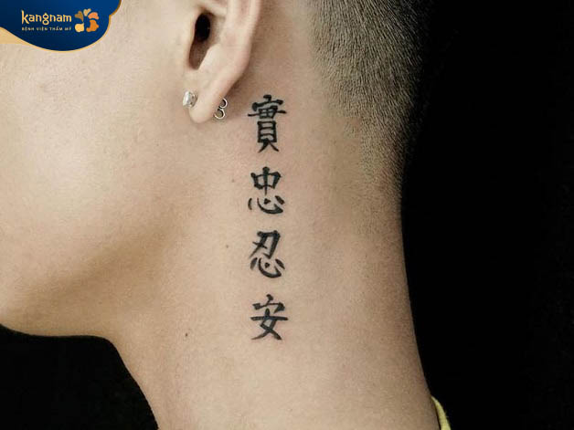 Xăm chữ Hán trên cổ đầy tính nghệ thuật