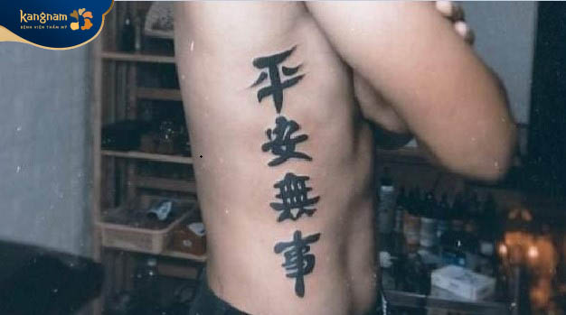 Tattoo chữ giờ Trung ở sườn đặc biệt "hút mắt"