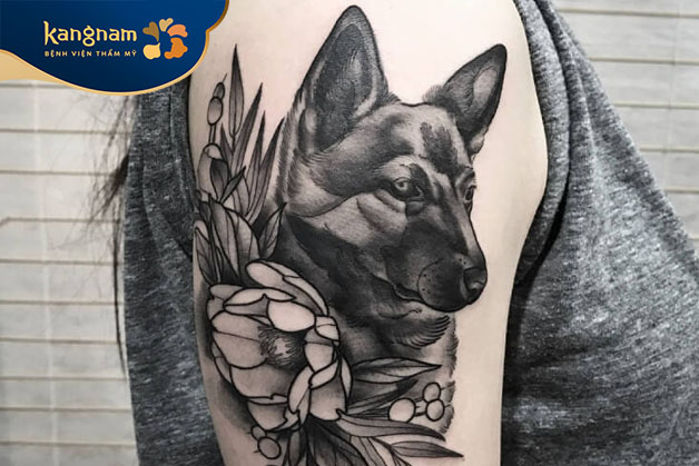 Tattoo con chó hung giữ đen trắng