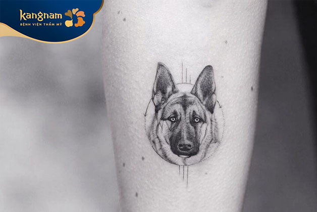 Tattoo con chó đen trắng đơn giản
