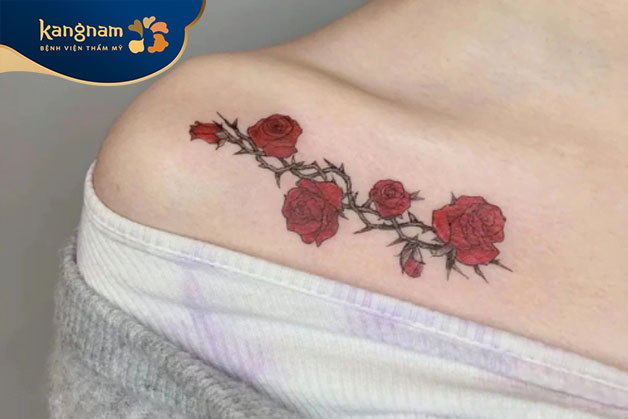 Tattoo hoa hồng màu đỏ ở vai