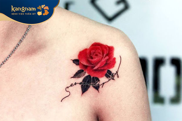 Tattoo hoa hồng màu đỏ ở vai