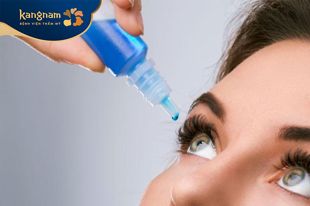 Nếu nóng mắt do mắt bị khô, hãy sử dụng thuốc nhỏ mắt