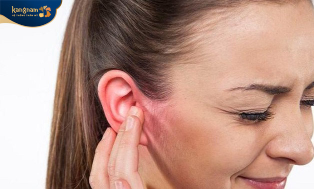 Mụn bọc trên tai có thể gây đau nhức, khó chịu 