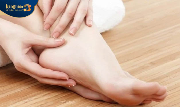 Giữ vệ sinh cho đôi chân thật tốt để ngăn không cho vi khuẩn HPV xâm nhập gây mụn cóc