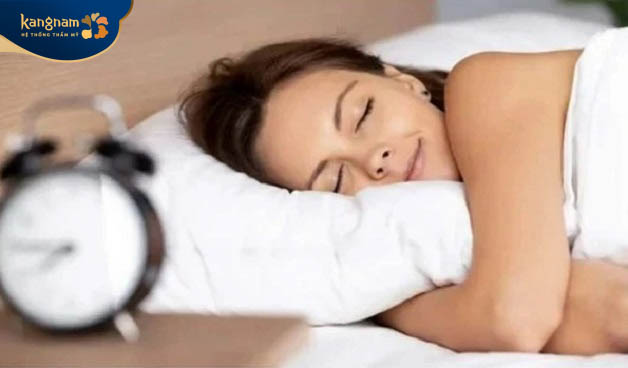 Ngủ đúng giờ, ngủ đủ giấc là một trong những cách để bảo vệ làn da khỏi mụn trứng cá