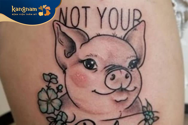 Tattoo con lợn và chữ