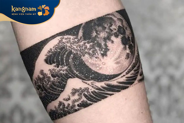 Tattoo sóng nước ở cánh tay
