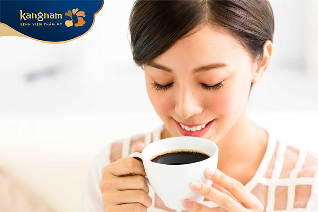 Uống nhiều trà và cà phê có chất caffeine có thể làm thay đổi màu sắc của môi