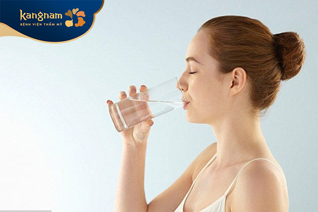 Uống đủ nước hàng ngày để duy trì độ ẩm cho da môi