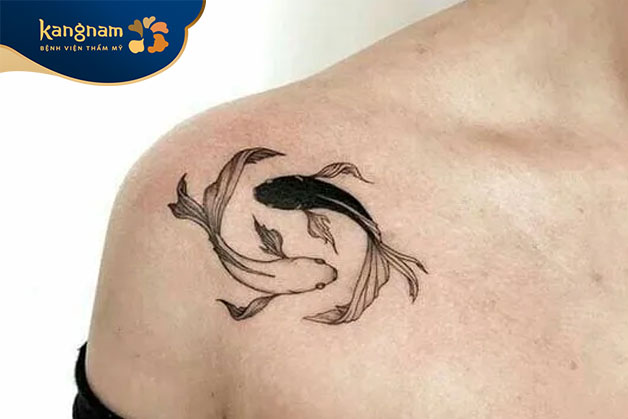 Tattoo cá chép nhỏ ở ngực