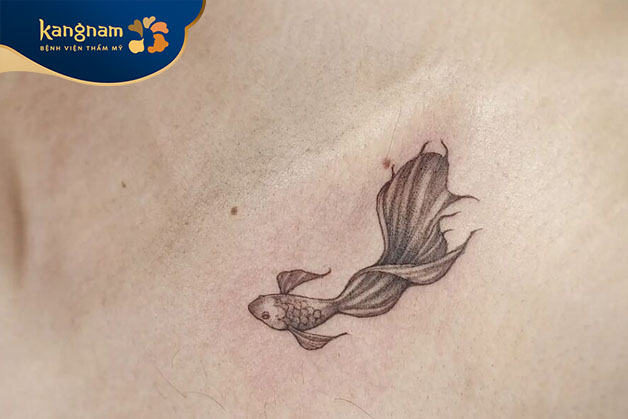 Tattoo cá chép nhỏ ở ngực