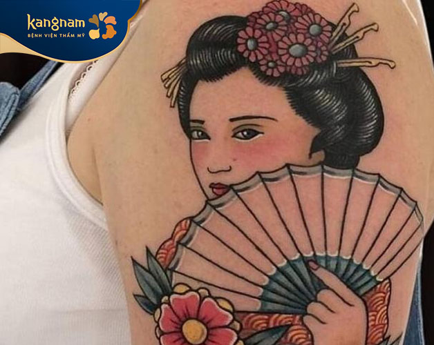 Tattoo cô gái Trung Hoa cầm quạt che mặt lạnh lùng