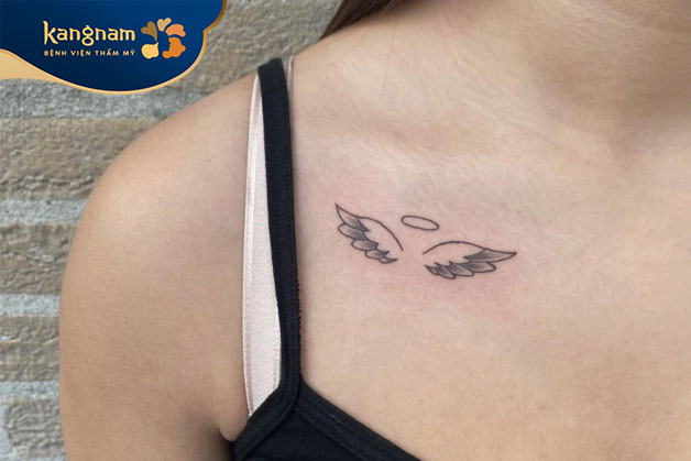Tattoo cánh thiên thần đơn giản ở xương quai xanh