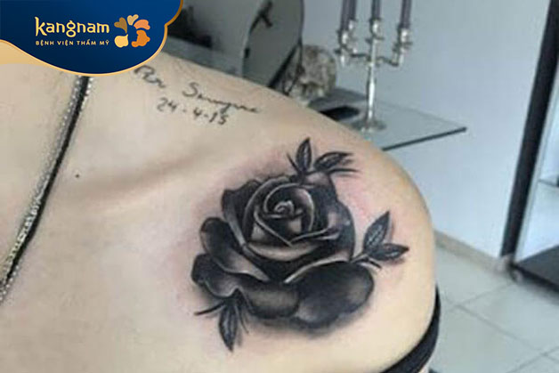 Tattoo hoa hồng đen trắng trên vai