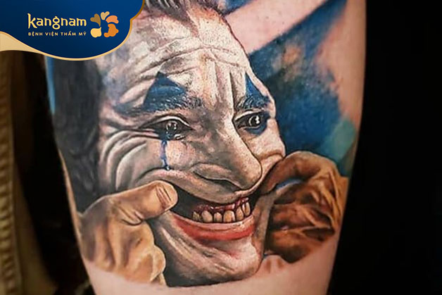 Joker đang khóc nhưng vẫn gượng cười