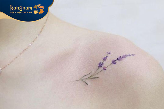 Tattoo mini nhẹ nhàng ở xương quai xanh