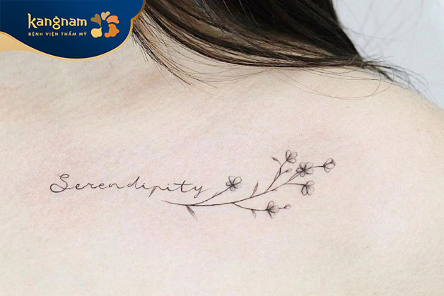 Tattoo mini chữ và hoa ở xương quai xanh