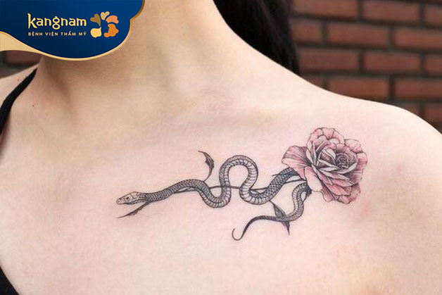 Tattoo rắn và hoa hồng ở xương quai xanh