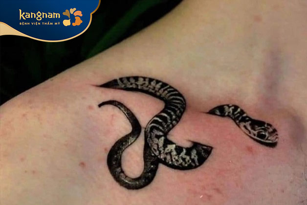 Tattoo rắn nghệ thuật ở xương quai xanh