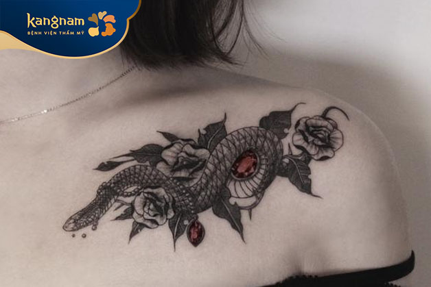 Tattoo rắn độc đáo và chất ở xương quai xanh