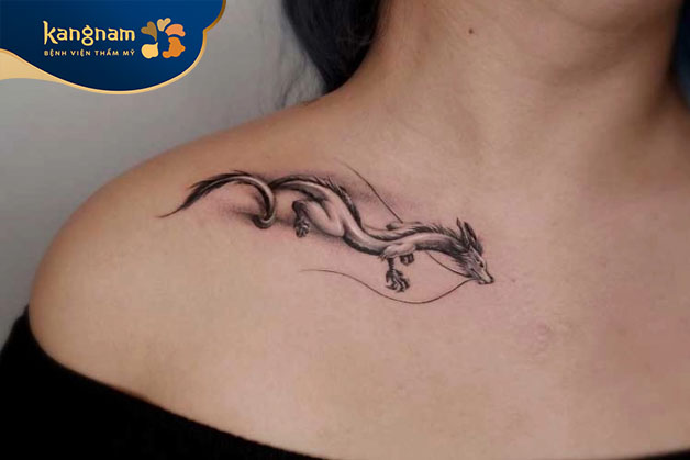 Tattoo rồng nhỏ nhắn ở xương quai xanh