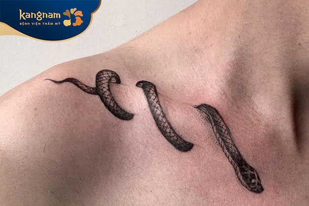 Tattoo rắn thoắt ẩn thoắt hiện ở xương quai xanh